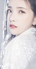 喻可馨唯美亮闪白衬衫梦幻写真，线条感高跟气质动人