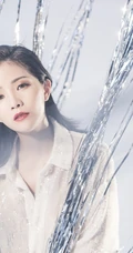 喻可馨唯美亮闪白衬衫梦幻写真，线条感高跟气质动人