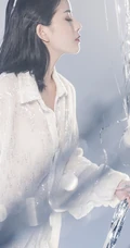 喻可馨唯美亮闪白衬衫梦幻写真，线条感高跟气质动人