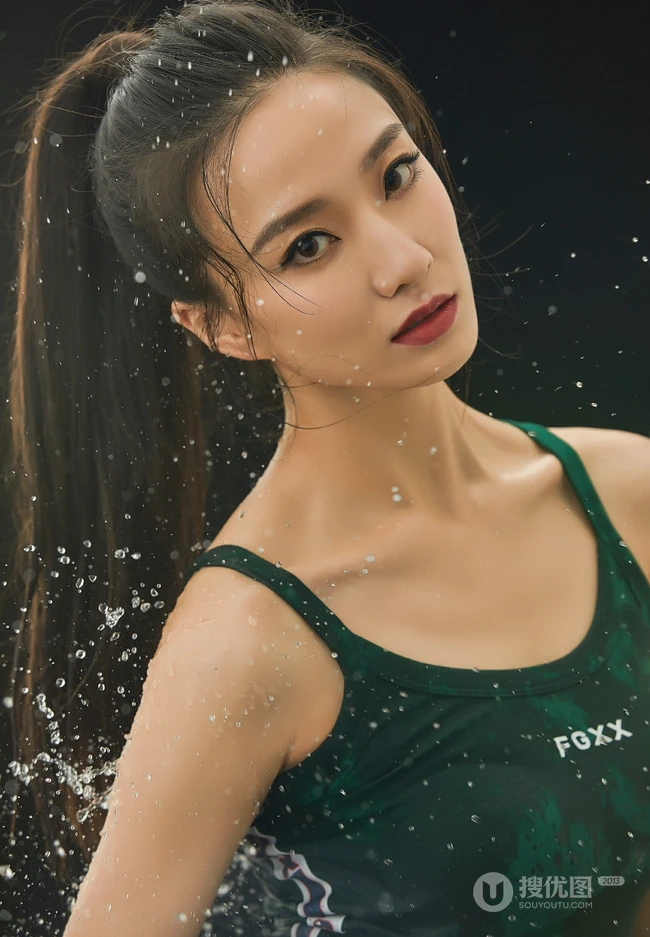 石雨晴化身拳击少女高清运动写真，背心黑裤酷感十足