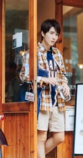 吴昊泽戴头盔化身电动车少年，格子衬衫加短裤清新酷帅