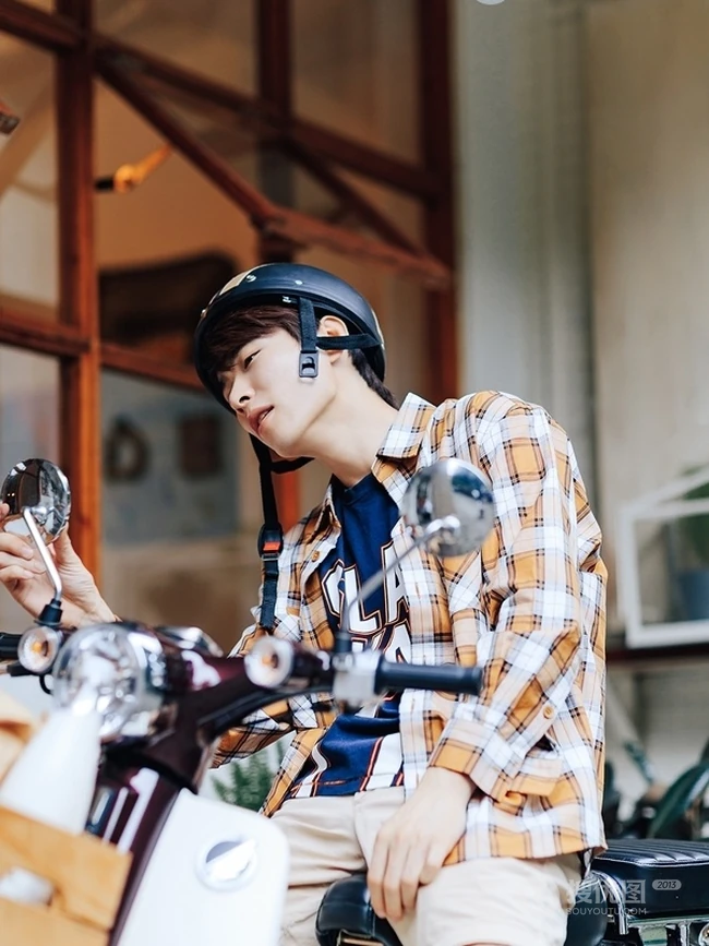 吴昊泽戴头盔化身电动车少年，格子衬衫加短裤清新酷帅
