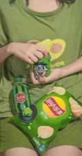 换装开始，怀抱各种零食的女生手机壁纸图片