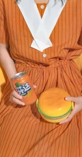 换装开始，怀抱各种零食的女生手机壁纸图片