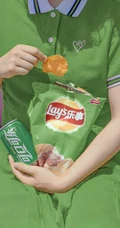 换装开始，怀抱各种零食的女生手机壁纸图片