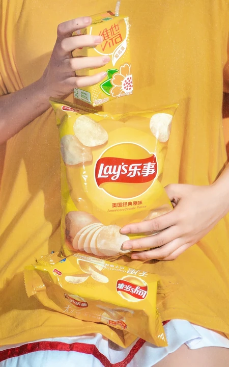 换装开始，怀抱各种零食的女生手机壁纸图片