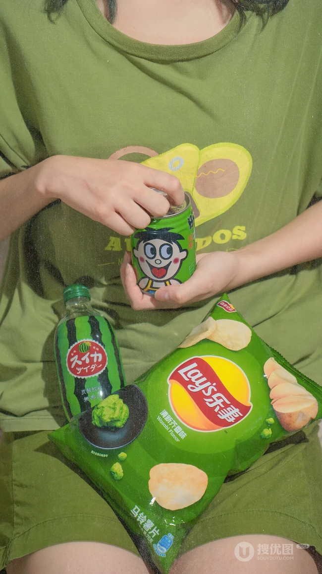 换装开始，怀抱各种零食的女生手机壁纸图片