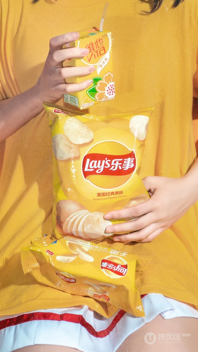 换装开始，怀抱各种零食的女生手机壁纸图片
