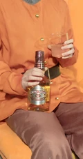 迪士尼COSPLAY女生怀里的各种酒的手机壁纸