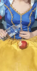 迪士尼COSPLAY女生怀里的各种酒的手机壁纸