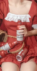 迪士尼COSPLAY女生怀里的各种酒的手机壁纸