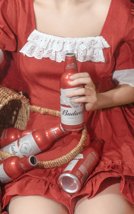 迪士尼COSPLAY女生怀里的各种酒的手机壁纸
