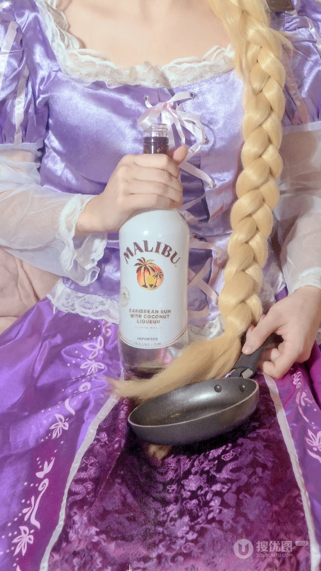迪士尼COSPLAY女生怀里的各种酒的手机壁纸