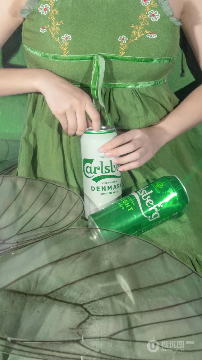 迪士尼COSPLAY女生怀里的各种酒的手机壁纸