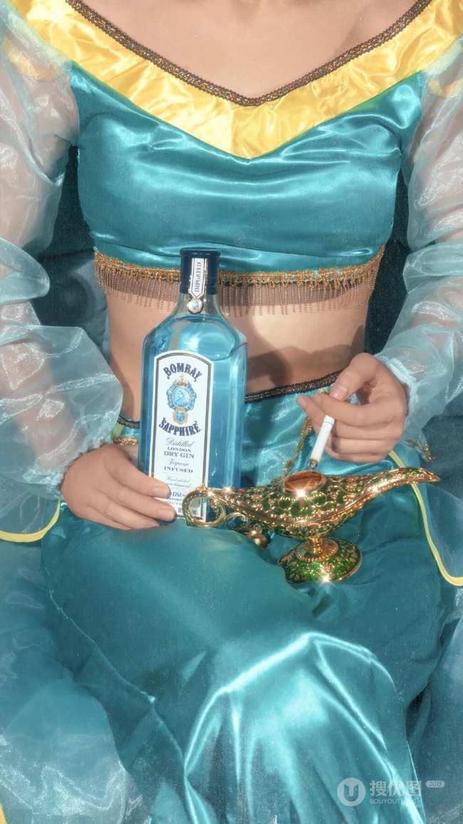 迪士尼COSPLAY女生怀里的各种酒的手机壁纸