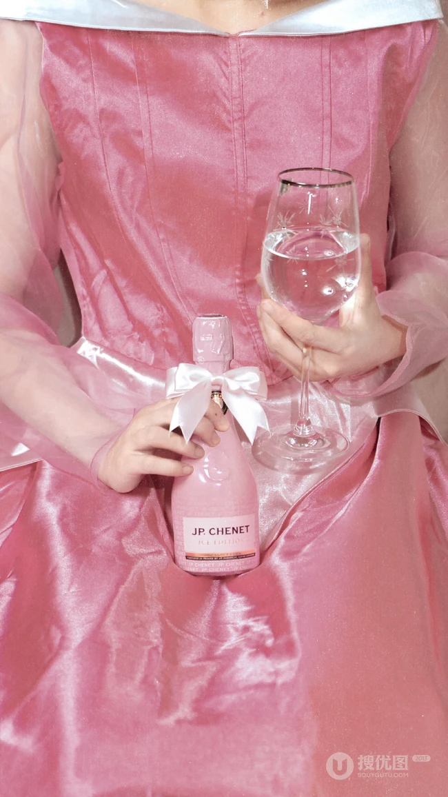 迪士尼COSPLAY女生怀里的各种酒的手机壁纸