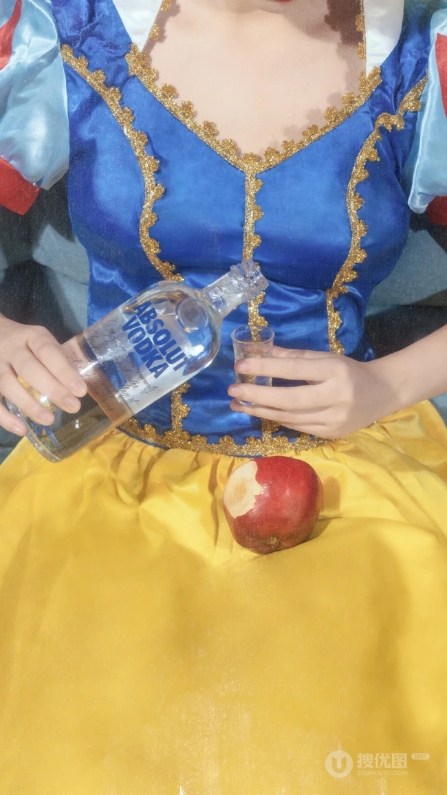 迪士尼COSPLAY女生怀里的各种酒的手机壁纸
