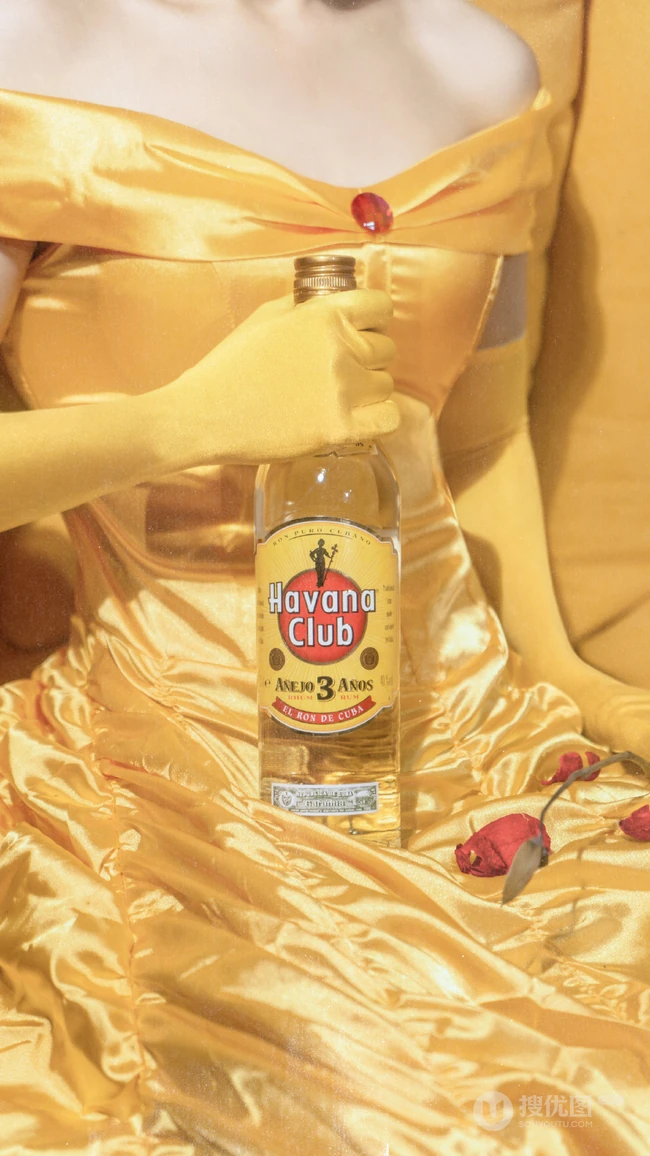 迪士尼COSPLAY女生怀里的各种酒的手机壁纸