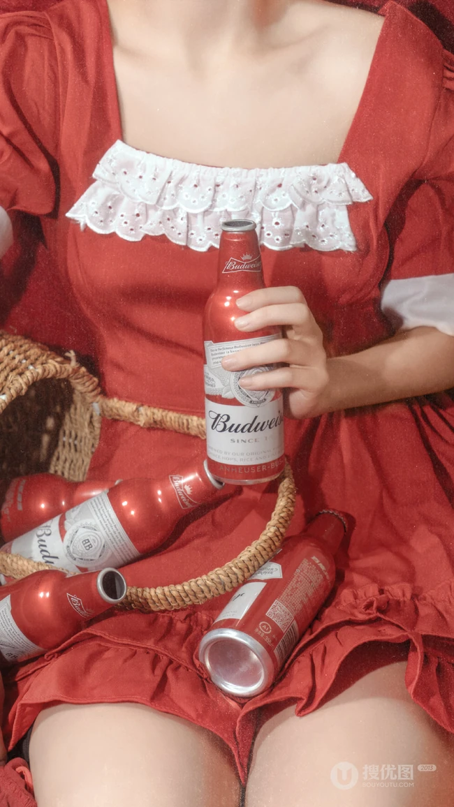 迪士尼COSPLAY女生怀里的各种酒的手机壁纸