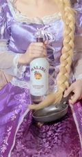 迪士尼COSPLAY女生怀里的各种酒的手机壁纸