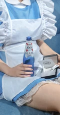 迪士尼COSPLAY女生怀里的各种酒的手机壁纸