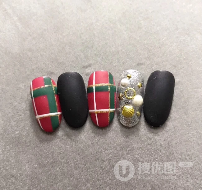 雕花比较复杂，看起来贵气十足的雕花美甲 第2张