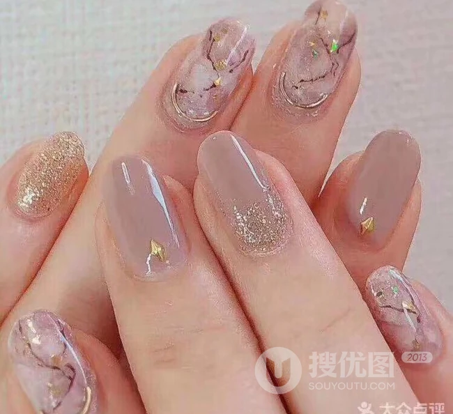 雕花比较复杂，看起来贵气十足的雕花美甲 第9张