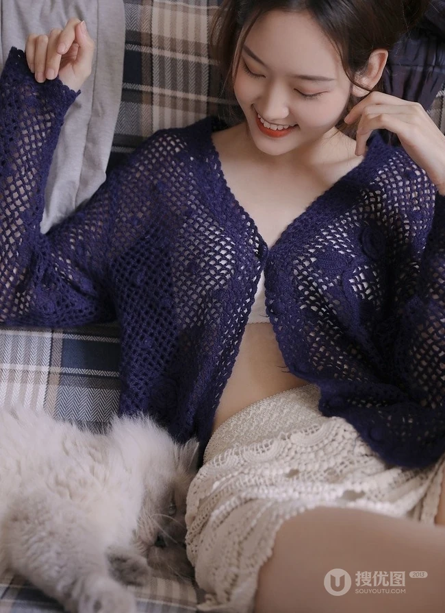 双眼皮清新氧气妹子肩带家居服短裤唯美室内写真图片