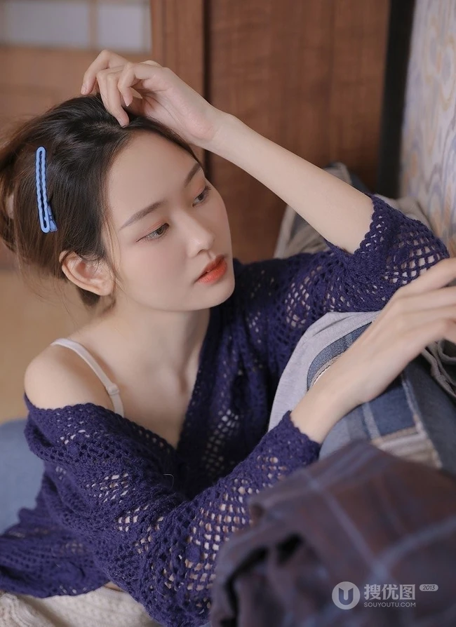 双眼皮清新氧气妹子肩带家居服短裤唯美室内写真图片