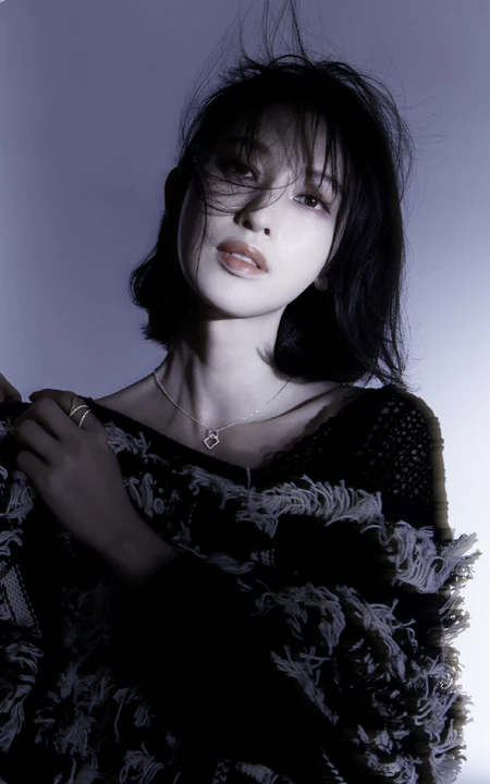 张俪《势界》杂志写真大片，演绎多种风格秋装动人魅力