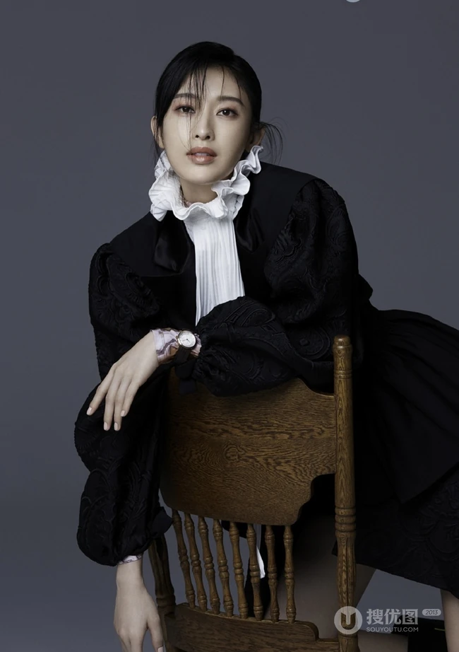 张俪《势界》杂志写真大片，演绎多种风格秋装动人魅力