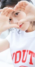 赵今麦可爱双丸子头&ldquo;魔童&rdquo;造型写真，白衣红裤俏皮爽朗