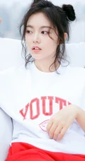 赵今麦可爱双丸子头&ldquo;魔童&rdquo;造型写真，白衣红裤俏皮爽朗