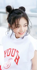赵今麦可爱双丸子头&ldquo;魔童&rdquo;造型写真，白衣红裤俏皮爽朗