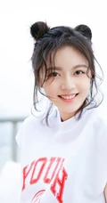 赵今麦可爱双丸子头&ldquo;魔童&rdquo;造型写真，白衣红裤俏皮爽朗