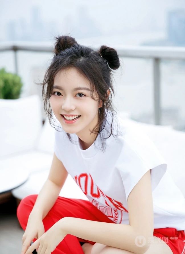 赵今麦可爱双丸子头&ldquo;魔童&rdquo;造型写真，白衣红裤俏皮爽朗