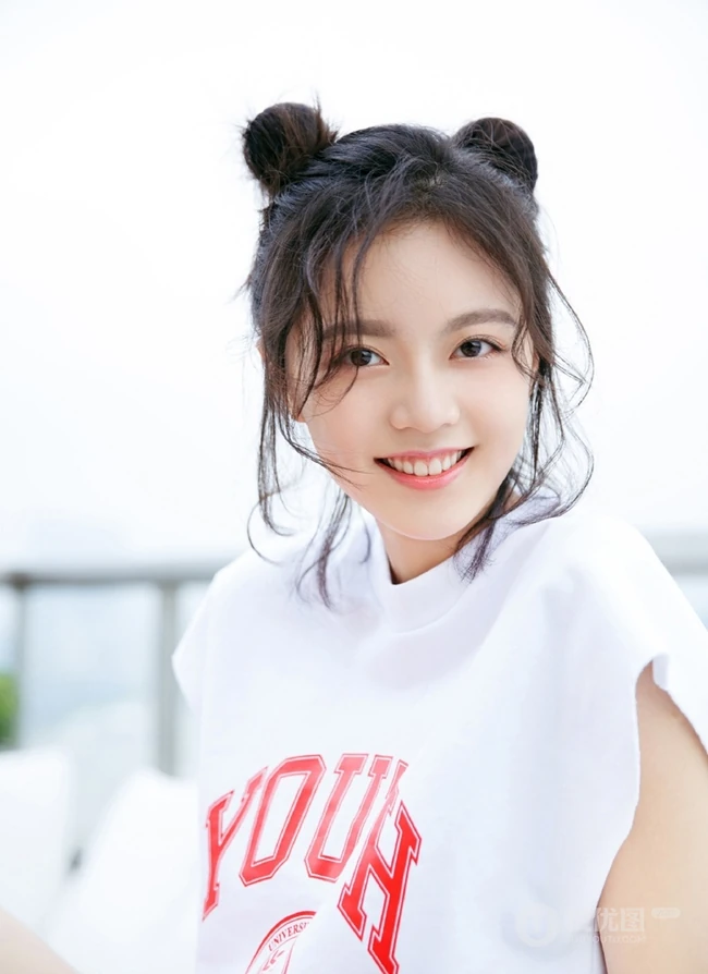 赵今麦可爱双丸子头&ldquo;魔童&rdquo;造型写真，白衣红裤俏皮爽朗