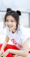 赵今麦可爱双丸子头&ldquo;魔童&rdquo;造型写真，白衣红裤俏皮爽朗