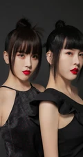 双胞胎女子组合By2一黑一白个性时尚杂志写真图片
