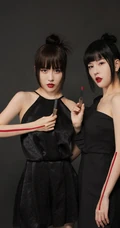 双胞胎女子组合By2一黑一白个性时尚杂志写真图片