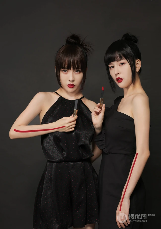 双胞胎女子组合By2一黑一白个性时尚杂志写真图片