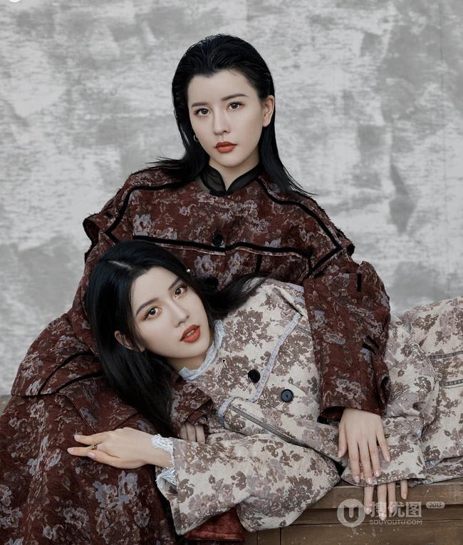 双胞胎女子组合By2一黑一白个性时尚杂志写真图片