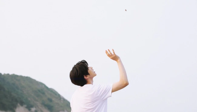 蔡徐坤清爽帅气白T恤 牛仔裤海边写真图片