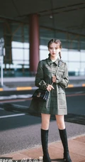 杨超越清爽连衣短裙车站旁边候车写真图片