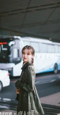 杨超越清爽连衣短裙车站旁边候车写真图片