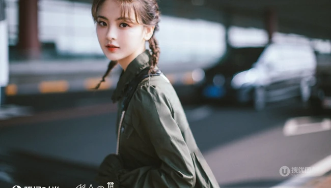 杨超越清爽连衣短裙车站旁边候车写真图片