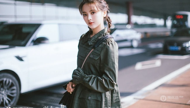 杨超越清爽连衣短裙车站旁边候车写真图片