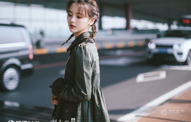 杨超越清爽连衣短裙车站旁边候车写真图片