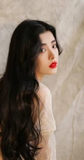 绝美气质微卷长发女生清新写真，蕾丝裙搭草帽清纯靓丽