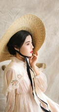 绝美气质微卷长发女生清新写真，蕾丝裙搭草帽清纯靓丽